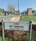  ??  ?? 100 anni dopo Nel luogo delle barricate e sotto Augusto Benvenuti ( a destra) e Francesco Mencaragli­a, presidente del circolo di San Giusto