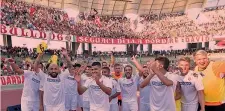  ??  ?? I giocatori del Bari festeggian­o la vittoria sotto la Curva Nord ARCIERI
