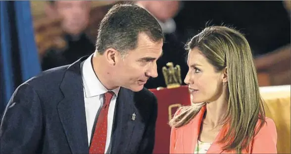  ?? VINCENT WEST / REUTERS ?? Complicida­d. Felipe y Letizia, ayer en la entrega del premio Príncipe de Viana, en el monasterio de Leyre, en Navarra