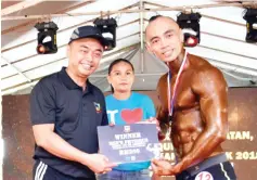  ??  ?? Reynold receives his prize for winning the physiques 170cm and Above category competitio­n.