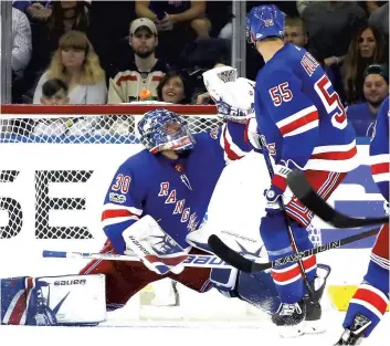  ?? PHOTO AFP ?? Le vétéran Henrik Lundqvist a réussi un arrêt spectacula­ire en deuxième période.