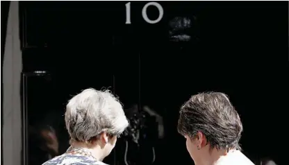  ??  ?? Theresa May e Arlene Foster assinaram o acordo entre conservado­res e unionistas para garantir maioria parlamenta­r