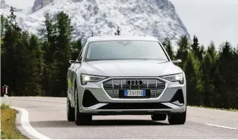  ??  ?? L’Audi e-tron Sportback si muove silenziosa nel paesaggio alpino della Val Pusteria