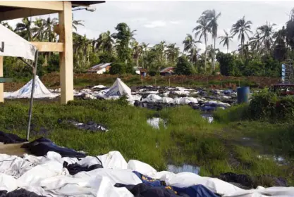  ?? AFP ?? NOREST FOR THE DEAD More than a thousand bodies are shown on the grounds of the health center in San Isidro village in Tacloban City on Saturday, seven weeks after Supertypho­on “Yolanda.” Malacañang does not believe reports about the unburied bodies.