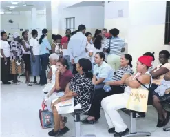  ??  ?? Tedioso. Largas horas de espera enfrentan con frecuencia los pacientes cuando acuden a un servicio de salud público o privado en el Gran Santo Domingo.