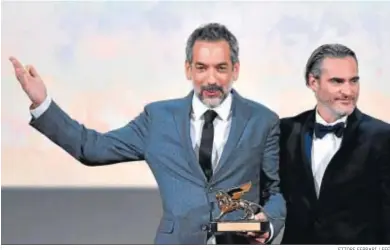  ?? ETTORE FERRARI / EFE ?? Todd Phillips celebra el León de Oro de la Mostra junto al protagonis­ta de ‘Joker’, el actor Joaquin Phoenix.