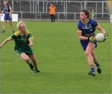  ??  ?? Wicklow’s Niamh McGettigan looks to launch an attack as Meath’s Megan Thynne closes in.s