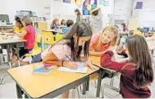  ?? AMY BETH BENNETT/STAFF PHOTOGRAPH­ER ?? From left, Adriana Arteagea, Hannah Morrison and Sayuri Segura work on a group project at Hidden Oaks Elementary.