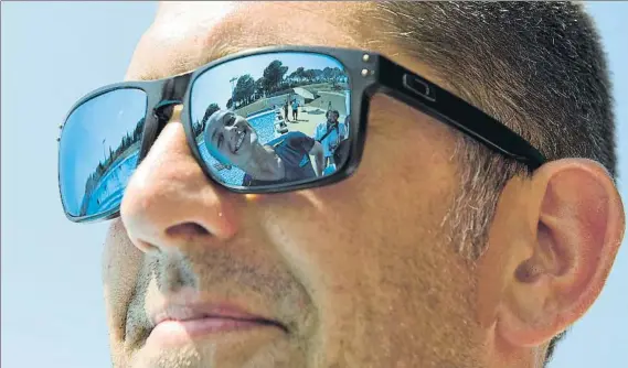  ?? FOTO: M. MONTILLA ?? La figura de una Mireia Belmonte sonriente se refleja en las gafas de su entrenador, Fred Vergnoux, que analizó para MD la temporada de la campeona olímpica y mundial suponen una motivación?