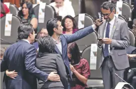  ??  ?? Ernesto D’Alessio se toma una selfie con el coordinado­r de Morena en la Cámara Baja, Mario Delgado (izq.), entre otros diputados que ayer asumieron el cargo.
