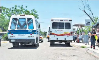  ?? /GUADALUPE SALDÍVAR ?? Con el subsidio, los concesiona­rios del transporte darán servicio gratuito a personas de escasos recursos que tienen que laborar durante esta pandemia