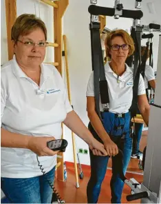  ?? Fotos: Angela Häusler ?? Das Gerät trägt das Körpergewi­cht: Die Fachfrauen Bettina Wiedemann (links) und Stefanie Fetzer zeigen, wie Patienten hier das Laufen lernen.