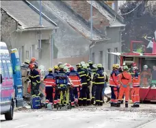  ?? Foto: ČTK ?? Tragédie Hasiči prohledáva­jí trosky rodinného domku v Koryčanech na Kroměřížsk­u, ve kterém zahynuli dva jejich kolegové