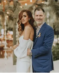  ??  ?? De arriba hacia abajo: vestido de novia diseñado por Kris Goyri; vista a la pista de baile y aspectos de la decoración del jardin; Fernanda Caballero y Aldo Chaparro.