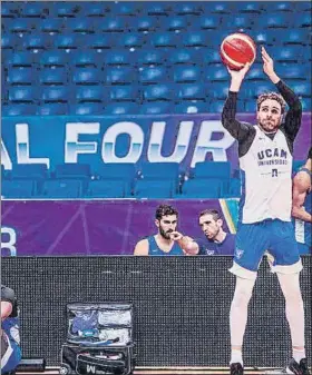  ?? FOTO: FIBA ?? Urtasun lanzando durante el entrenamie­nto de ayer del UCAM en el OAKA