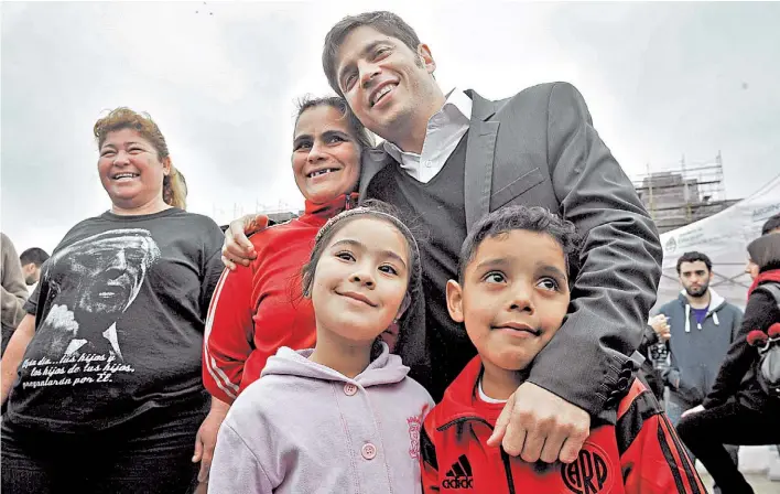  ?? VICTORIA EGURZA ?? De campaña. Axel Kicillof ayer en el Barrio Obrero luego de pasar por un canal de televisión y hacer declaracio­nes polémicas sobre alquiles e impuestos.