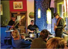  ?? Foto: Daniel Weber ?? Ronny and the Rollers – Tommy Roller (Bass), Ronny Roller (Schlagzeug) und Gerry Roller (Gitarre) spielten im neu eröffneten Hexentreff.