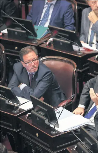  ??  ?? El senador Pichetto maniobró en busca de los votos para aprobar la iniciativa