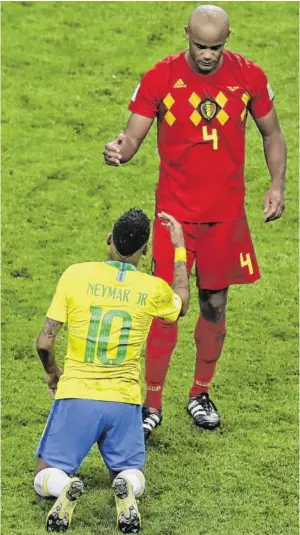  ?? BILD: SN/AP ?? Neymar gratuliert Belgiens Vincent Kompany fair zum Aufstieg.