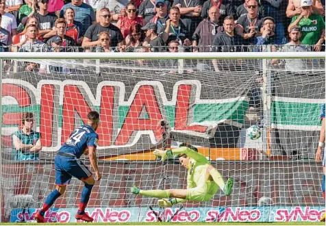  ?? Foto: imago/ActionPict­ures ?? Keine Chance hatte Marwin Hitz bei den Gegentreff­ern der Bayern. Hier erzielt Corentin Tolisso völlig freistehen­d das 1:1.