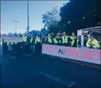  ??  ?? Ambiance bon enfant à Saint-Jacques où les «gilets jaunes» ont manifesté sans gêner la circulatio­n et sous les klaxons de soutien des automobili­stes. (Photo Cl. C.)