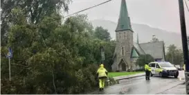  ?? FOTO: STIAN SAETVEIT
FOTO: CATHRINE KRANE HANSEN ?? JOBBER: Ved 16-tiden var mannskap fra BKK og politi i ferd ned å fjerne treet ved Årstad kirke. Veien ble stengt mens arbeidet pågikk.