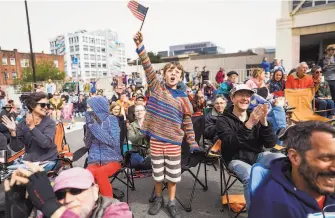  ?? Photos by Gabrielle Lurie / The Chronicle ?? Tom Martin, watching in Berkeley, waves a flag after the U.S. team scored its second goal.