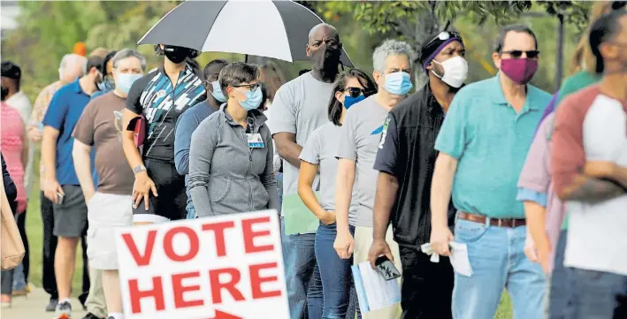  ?? REUTERS ?? A votar. Una larga hilera de ciudadanos aguarda para sufragar en un local para el voto anticipado en Durham, Carolina del Norte. Es récord la participac­ión este año en EE.UU.