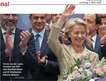  ?? AP/ALEXANDRU ?? Ursula von der Leyen, flankiert von EVPChef Manfred Weber und EP-Präsidenti­n Roberta Metsola