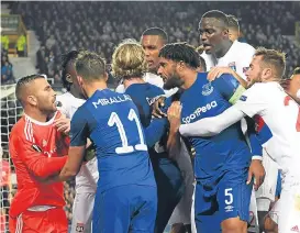  ??  ?? Ashley Williams (No 5) sparks a melee at Goodison Park.