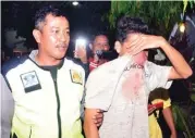  ?? DEDY JUMHARDIYA­NTO/JAWA POS RADAR BANYUWANGI ?? BERLUMURAN DARAH: Farid Anwar alias Aan digiring aparat Polsek Srono setelah terlibat perkelahia­n Senin malam.