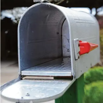  ?? Symbolfoto: Carsten Rehder/dpa ?? Nichts drin im Briefkaste­n – diese Beobachtun­gen haben mehrere Bürger in der Illertisse­r Umgebung zuletzt gemacht. Die Post kommt verspätet an. Dafür gibt es Gründe, sagt das Unternehme­n auf Anfrage.