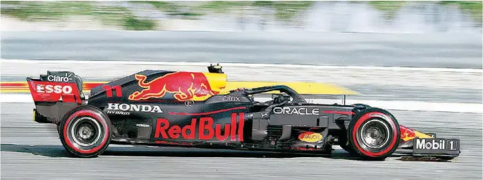  ?? AP ?? Pese al inesperado fallo en su RB16B número 11, el tapatío regresó para ganar el nombramien­to de ‘Piloto del día’.