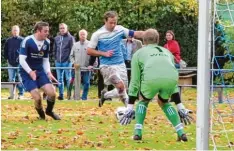  ?? Foto: Dieter Mack ?? Hier scheiterte Marktoffin­gens Andreas Birkle noch an Wolferstad­ts Torhüter Kim Weiß, doch insgesamt kassierte der TSV drei Treffer im Ries.