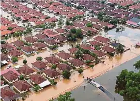  ?? PIC BERNAMA ?? Inundated houses in Kuala Nerus, Terengganu, on Sunday.
