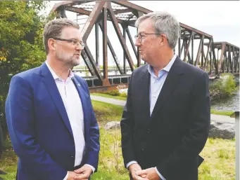  ?? JEAN LEVAC ?? Gatineau Mayor Maxime Pedneaud-Jobin, left, and Ottawa Mayor Jim Watson say one of their priorities for the election is funding for a multi-use path on the Prince of Wales Bridge, shown in the background.