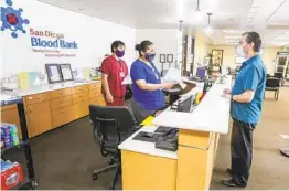  ?? EDUARDO CONTRERAS U-T ?? Dan Galant (right) goes over the procedure with donor technicial Leya Ramos before donating plasma at the San Diego Blood Bank.