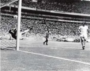 ??  ?? En 1970, Gordon Banks, a remate de Pelé, dejó una parada histórica