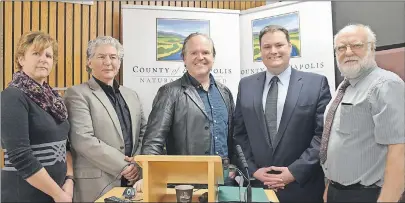  ?? LAWRENCE POWELL ?? Pam Vanroestel with the province, Annapolis Royal Mayor Bill Macdonald, Annapolis County Warden Timothy Habinsky, West Nova MP Colin Fraser, and Annapolis Royal Wharf Associatio­n president Adrian Nette took part in a funding announceme­nt earlier this...