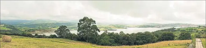  ?? FUNDACIÓN BANCO SANTANDER ?? Panoràmica de l’acabada de recuperar maresma de Rubín, a l’estuari de San Vicente de la Barquera, localitat que es pot veure al fons