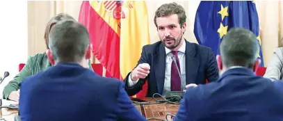  ?? EFE ?? Pablo Casado se reunió ayer con policías por su desacuerdo con la reforma de la Ley de Seguridad