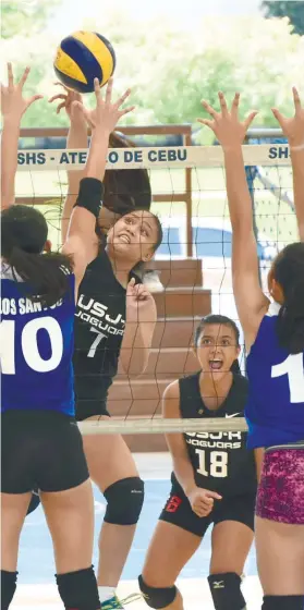  ?? RUEL ROSELLO SUNSTAR FOTO / ?? SWEEP. USJ-R needed just three sets to beat SHS-Ateneo de Cebu in the finals of the Shakey’s V-League held at Ateneo’s own court.