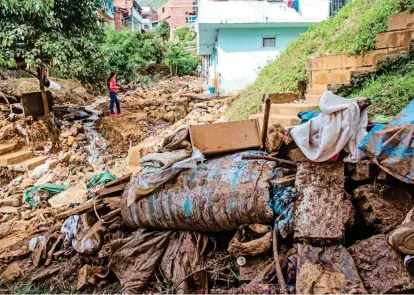  ?? FOTO ?? De acuerdo con el reporte del departamen­to de Bomberos de Bello, 26 viviendas sufrieron inundacion­es por la creciente de las quebradas aledañas. No hubo lesionados.