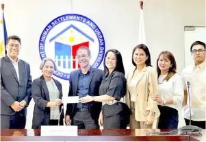  ?? Marcos ?? PAG-IBIG Fund CEO Marilene Acosta (second from left) hands over a check for a 4PH Developmen­tal Loan as Housing Department Secretary Jose Rizalino Acuzar looks on.
Pag-IBIG Fund chief executive officer Marilene Acosta handed the check to Atty. Wilma Eisma, who represente­d the private company. The simple turnover happened during DHSUD’s fifth-anniversar­y celebratio­n.
“Ito ay lalong magpapatat­ag at magpapabil­is sa implementa­syon natin sa Pambansang Pabahay ng ating mahal na Pangulong