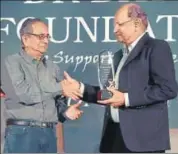  ?? HT PHOTO ?? Ajit Wadekar (right) was conferred the Rameshwar Dayal Lifetime Achievemen­t Award in Mumbai on Thursday.