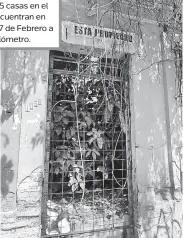  ?? ?? Por lo menos 15 casas en el abandono se encuentran en el corredor de 27 de Febrero a lo largo de un kilómetro.