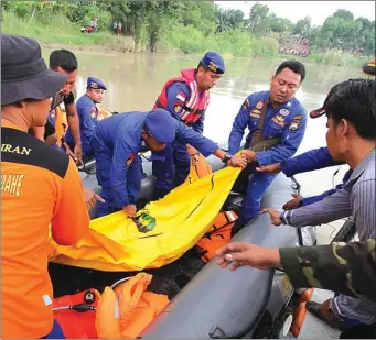  ?? CHUSNUL CAHYADI/JAWAPOS ?? DITEMUKAN: Tim SAR dari Polisi Air Polres Gresik mengevakua­si jasad Rozikin yang menjadi korban perahu tambangan di Sungai Kalimas, perbatasan antara Kecamatan Balongbend­o, Sidoarjo, dan Kecamatan Wringinano­m, Gresik.