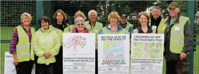  ??  ?? ●● Volunteers in Sutton targeted dog fouling hotspots as part of their campaign