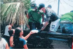  ??  ?? Esteban Espíndola estuvo repartiend­o comida hace unos días.