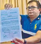  ?? SUNTAR FOTO / AMPER CAMPAÑA ?? DISPUTE. Rey Duterte Abad denied that he and his group were armed when they assisted a resident of a lot being disputed in Talisay City. He shows a legal document to the media during a presscon.